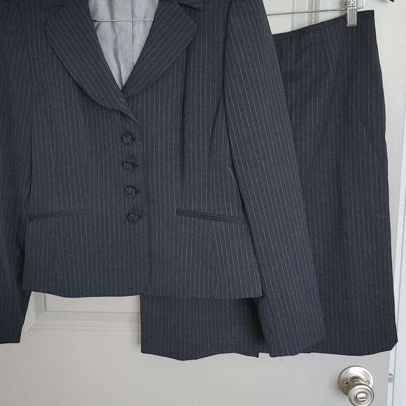 Tahari Levine | Classy suit set with skirt | 5 button front | Pin stripe - Picture 6 of 6